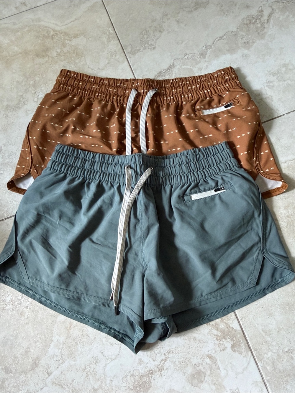 Vuori Everyday Drawstring Women’s Shorts - Olive and Rust size medium